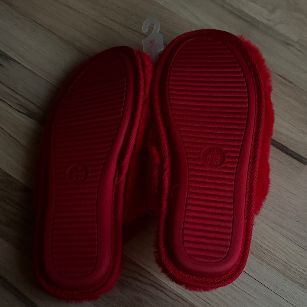Wondershop Red Fuzzy Target Circle Slippers - Picture 3 of 4